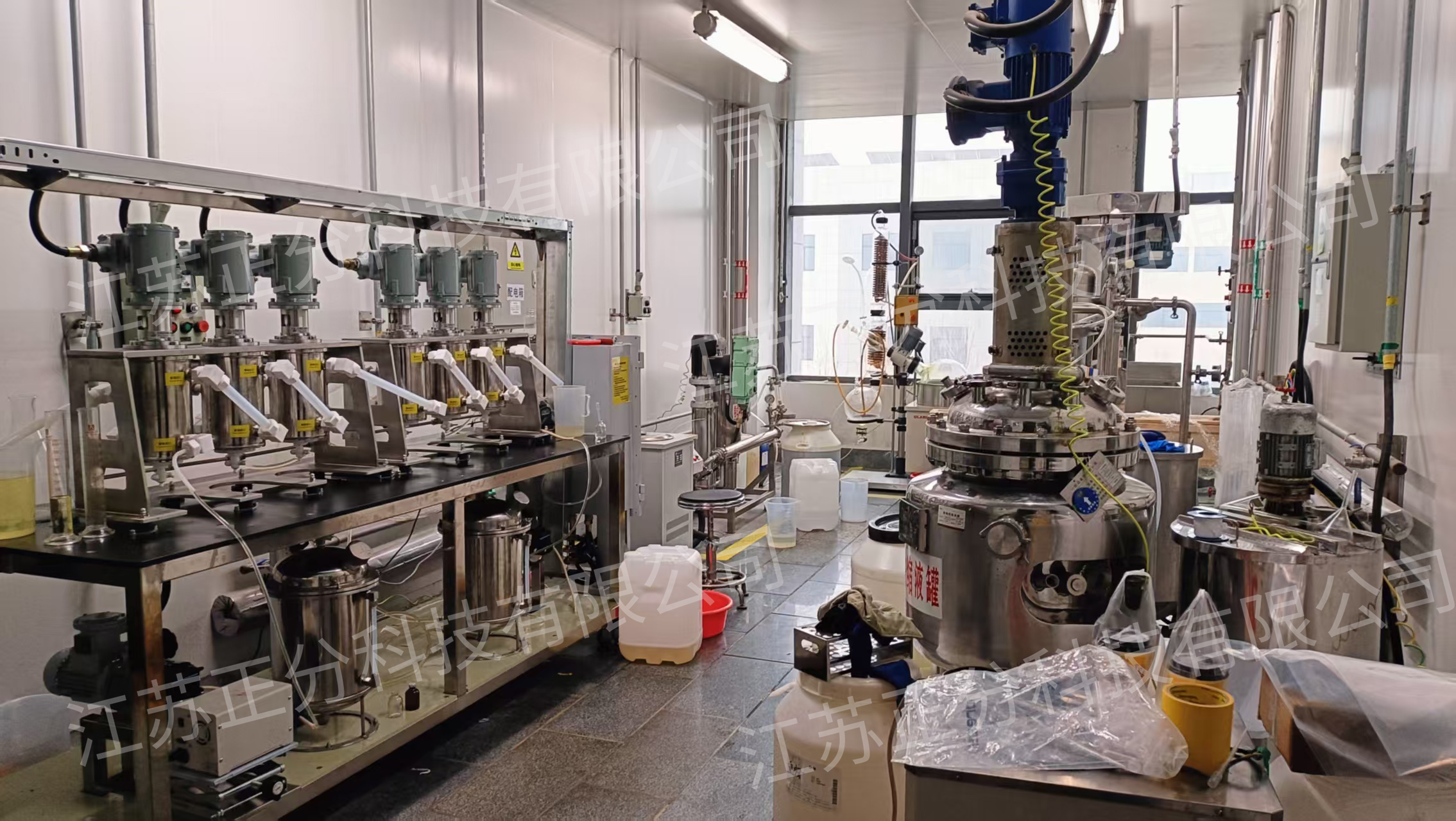 二氯甲烷萃取有机物反应釜技改：LXC离心萃取机升级应用与工艺优化